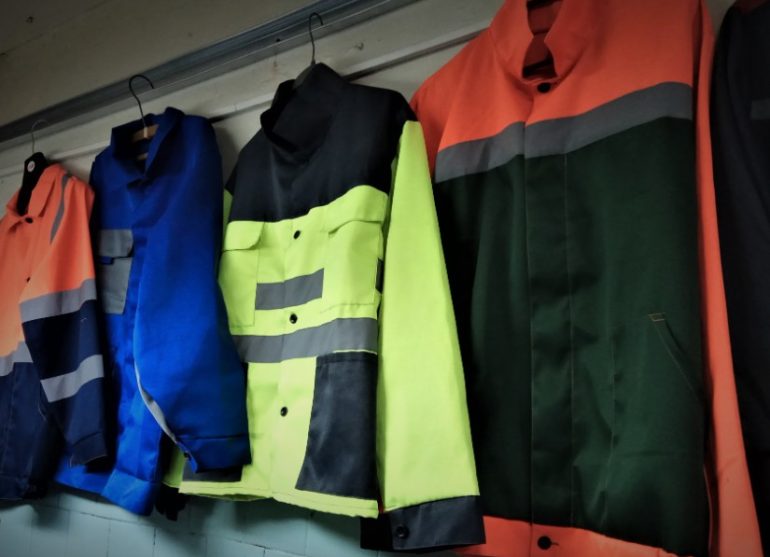 Ассортимент спецодежды с защитными свойствами: что важно учитывать при закупке